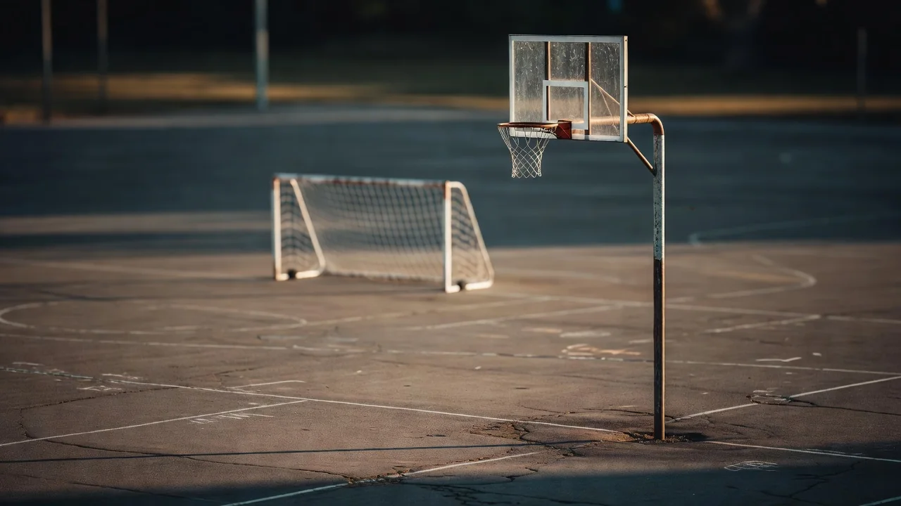 Schulhof mit Basketballkorb und Fußballtor im Hintergrund ohne Personen